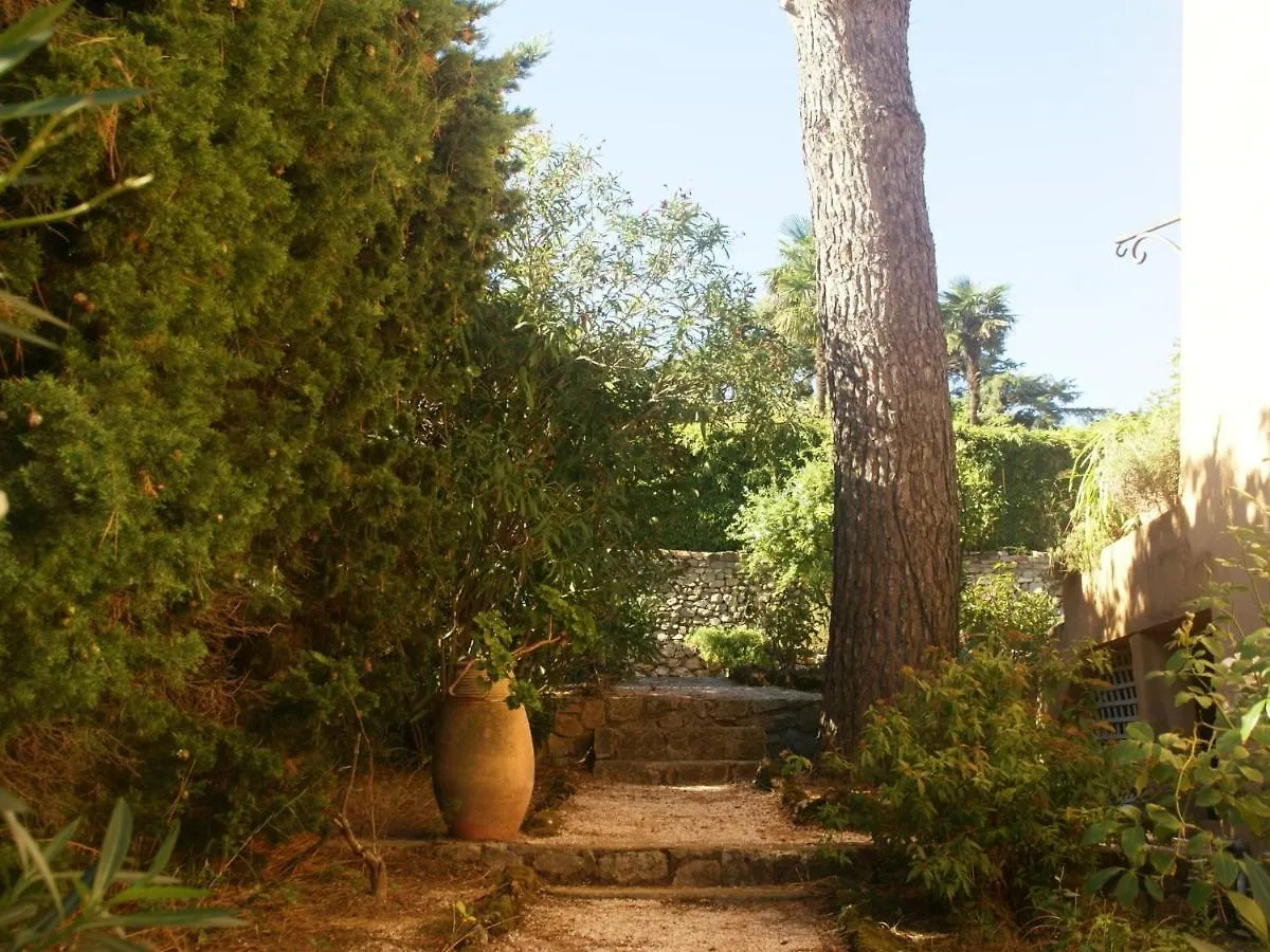 Modern Holiday Home With Private Garden 0*, Saint-Tropez